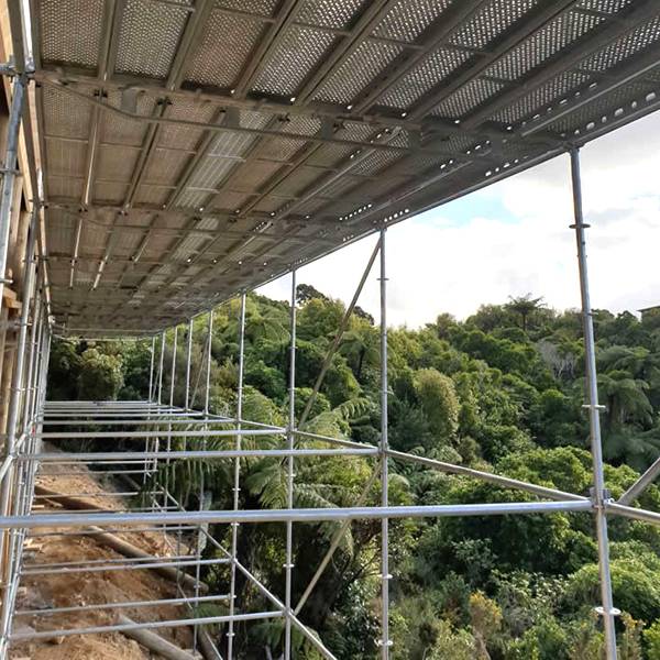 Birdcage scaffold is erected for scenic area construction projects.